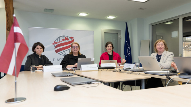 Sanāksmes dalībnieki pie apspriežu galda