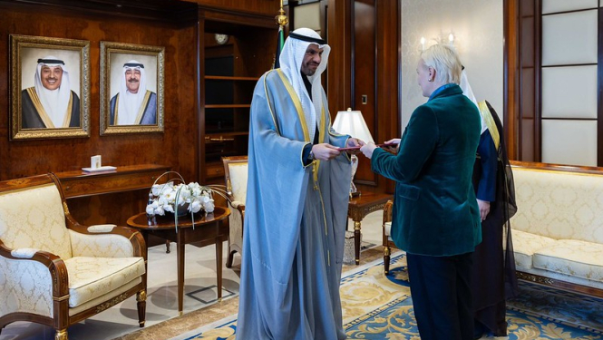 Dana Goldfinča iesniedz akreditācijas vēstuli Kuveitas ārlietu Abdullah Ali Al-Yahya