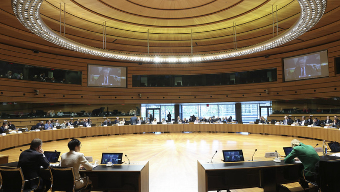 Sanāksmes dalībnieki pie apspriežu galda