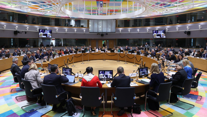 Sanāksmes dalībnieki pie apspriežu galda