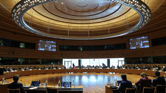 ES Ārlietu padomes sanāksmes dalībnieki pie galdiem apspriežu zālē