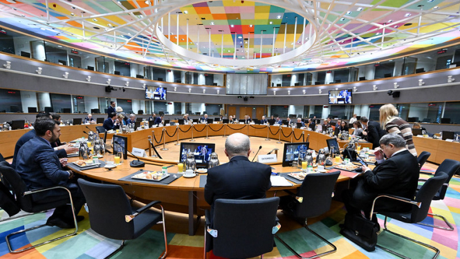 Sanāksmes dalībnieki pie apspriežu galda