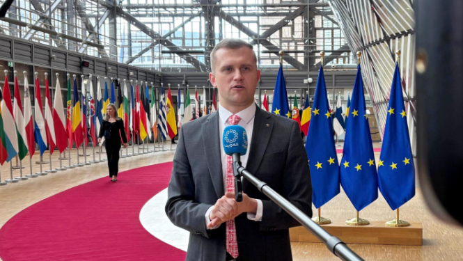 Artjoms Uršuļskis uzrunā medijus pirms sanāksmes