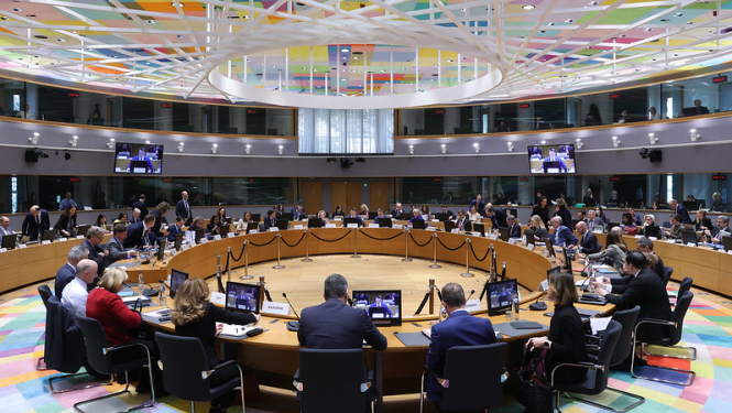 Sanāksmes dalībnieki pie apspriežu galda