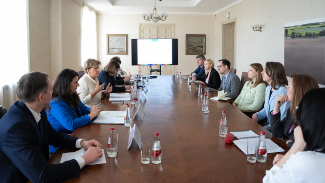 Sanāksmes dalībnieki pie apspriežu galda