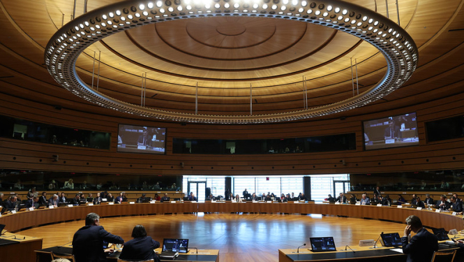 Eiropas Savienības tirdzniecības ministru sanāksmes dalībnieki pie apspriežu galda