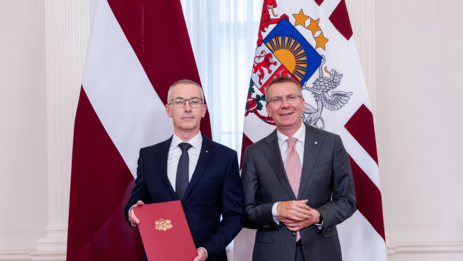 Akreditācijas rakstu saņem Gints Serafinovičs.12.08.2025.