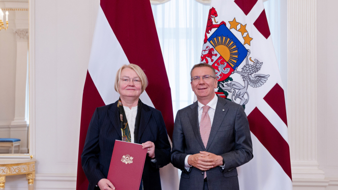 I. Levrence saņem akreditācijas rakstu. 12.08.2025.