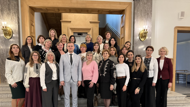 2025. gada 10. oktobrī Ārlietu ministrijā parlamentārais sekretārs Artjoms Uršuļskis tikās ar Ukrainas noturības centru speciālistiem