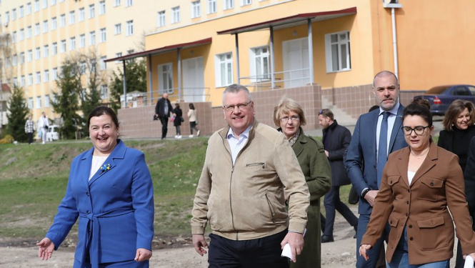 Ilgvars Kļava un citi tikšanās dalībnieki pie bērnu slimnīcas Černihivā