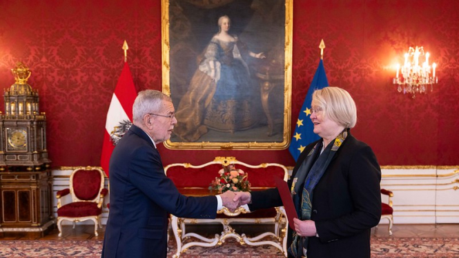 Vēstniece Ingrīda Levrence iesniedz akreditācijas vēstules Austrijas Republikas Federālajam prezidentam Dr. Aleksandram van der Bellenam