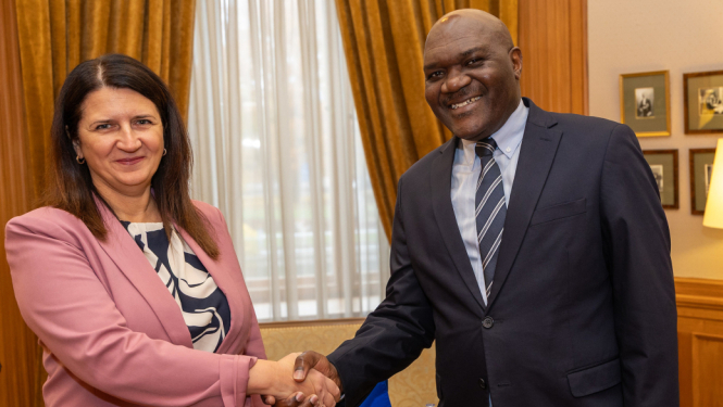 Valsts sekretāra vietniece ekonomisko attiecību jautājumos Ivita Burmistre un Ruandas ārkārtējais un pilnvarotais vēstnieks Latvijā Lambērs Dušimimana