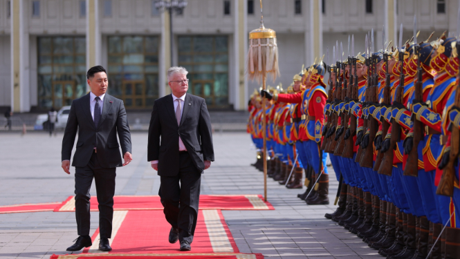 Vēstnieks pa sarkanā paklāja celiņu dodas uz akreditācijas ceremoniju