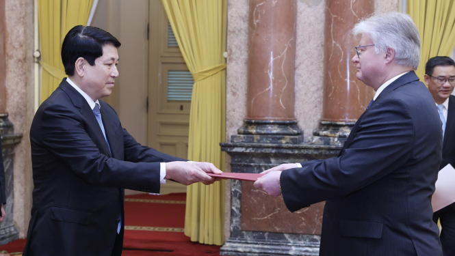 Vēsnieks Kārlis Eihenbaums Hanojā iesniedz akreditācijas vēstules Vjetnamas Sociālistiskās Republikas prezidentam Lionam Kionam