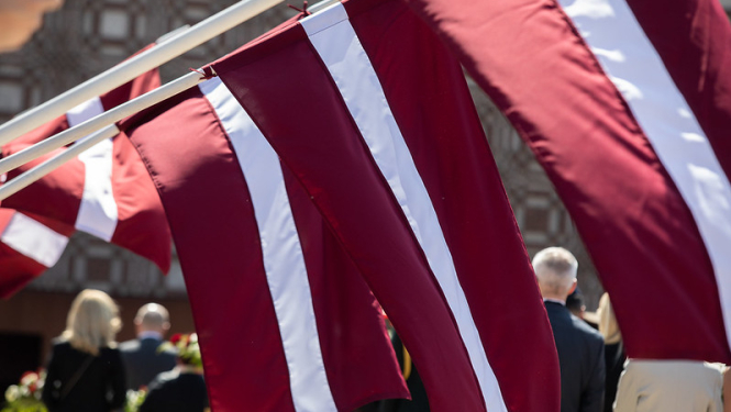 Ziedu nolikšana par godu Komunistiskā genocīda upuru piemiņas dienai pie okupācijas upuru piemiņas memoriāla Vēstures taktīla”