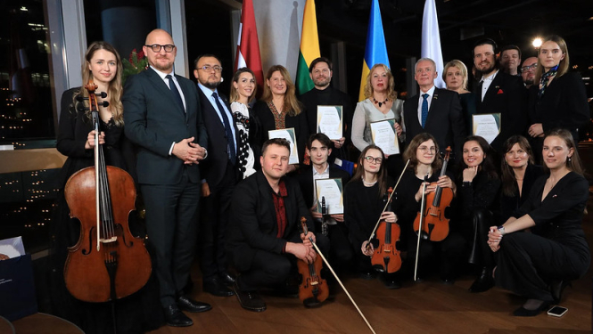 Koncerta "Brīvības balsis par noturību un mieru" dalībnieku kopbilde