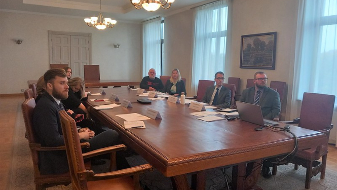 Sanāksmes dalībnieki pie apspriežu galda