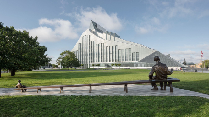 Skats uz LNB ēku, priekšplānā skulptūra "Divi Raiņi"