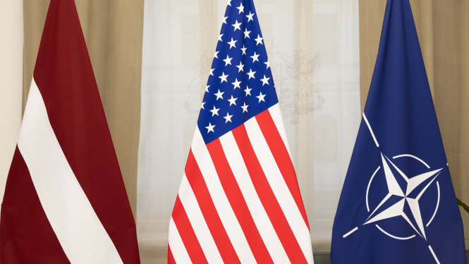 Latvijas, ASV un NATO karogi