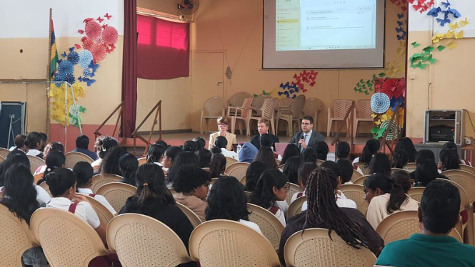 Latvijas izglītības digitalizācijas un MI risinājumu valodu daudzveidībai ekspertu misijas Maurīcijā prezentācija apmeklētājiem