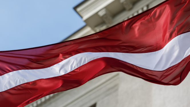 Latvijas karogs plīvo pie Ārlietu ministrijas