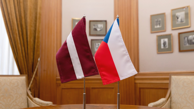 Latvijas un Čehijas karogi