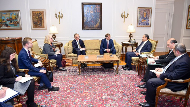 Pasākuma dalībnieki pie apspriežu galda