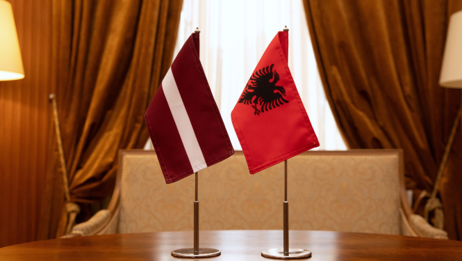 Latvijas un Albānijas karogi