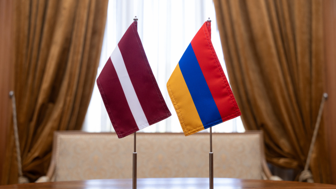 Latvijas un Armēnijas karogi