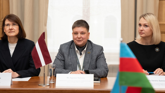 Latvijas un Azerbaidžānas konsulāro konsultāciju dalībnieki pie sanāksmju galda