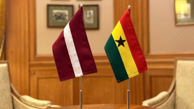 Latvijas un Ganas karogi