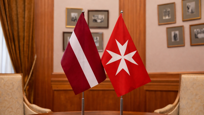 Latvijas un Maltas Ordeņa karogi