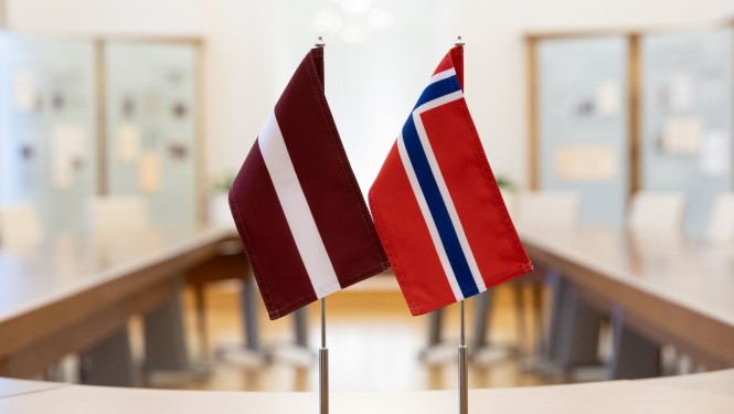 Latvijas un Norvēģijas karogi