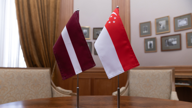 Latvijas un Singapūras karogi