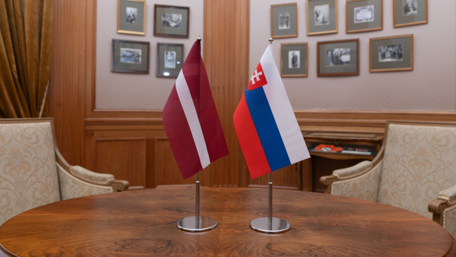 Latvijas un Slovākijas karogi