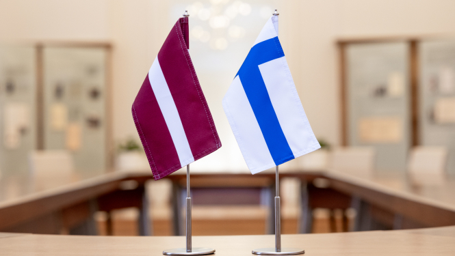 Latvijas un Somijas karogi