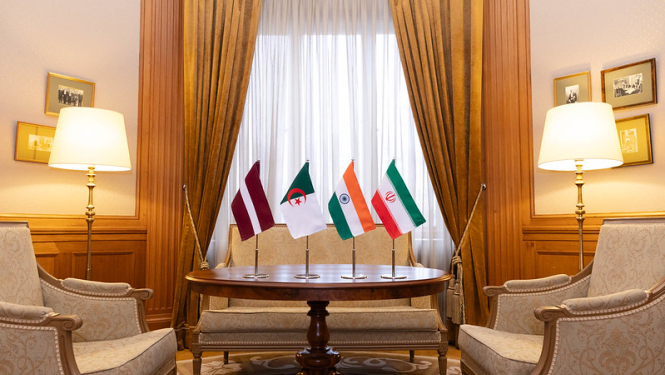 Latvijas, Alžīrijas, Indijas un Irānas karogi