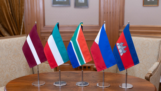 Latvijas, Kuveitas, Dienvidāfrikas Republikas, Filipīnu un Kambodžas karogi