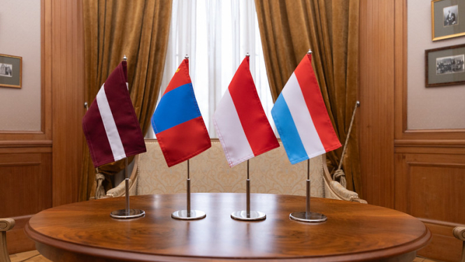 Latvijas, Mongolijas, Indonēzijas un Luksemburgas karogi