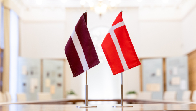 Latvijas un Dānijas karogi