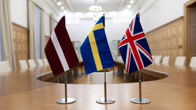 Latvijas, Zviedrijas un Apvienotās Karalistes karogi