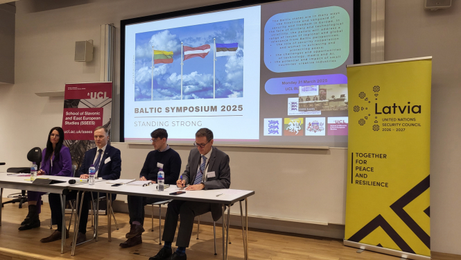 Londonas Universitātes koledžas Baltijas simpozija dalībnieki uz skatuves