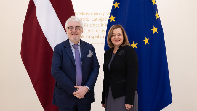 Īpašo uzdevumu vēstniece ekonomiskās drošības jautājumos Maija Manika un Eiropas Komisijas (EK) Starptautisko partnerību ģenerāldirektorāta Ilgtspējīgas attīstības politikas un koordinācijas departamenta direktoru Luks Bagurs