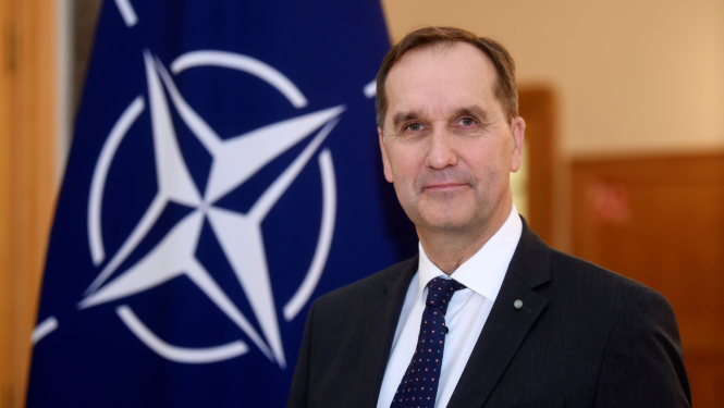 Māris Riekstiņš pie NATO karoga