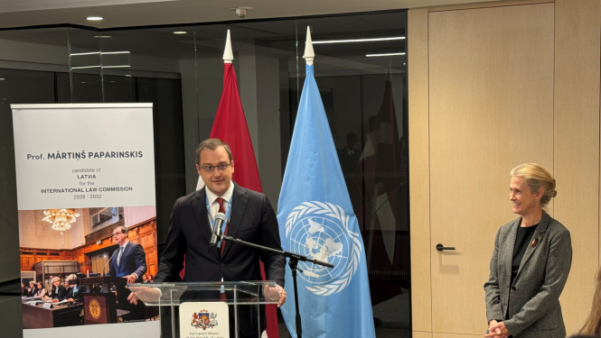 Mārtiņš Paparinskis saka uzrunu pieņemšanā