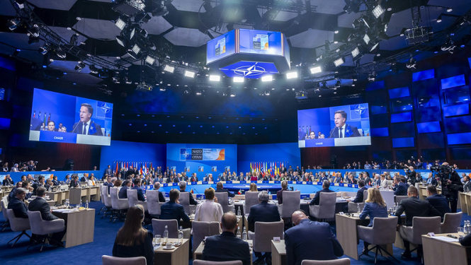 Sanāksmes dalībnieki pie apspriežu galda