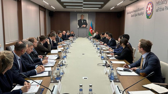 Sanāksmes dalībnieki pie apspriežu galda