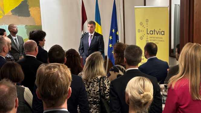 Vēstnieks Normans Penke uzrunā pasākuma dalībniekus