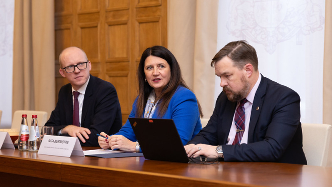 Andris Pelšs, Ivita Burmistre un Mārtiņš Kreitus pie sanāksmju galda