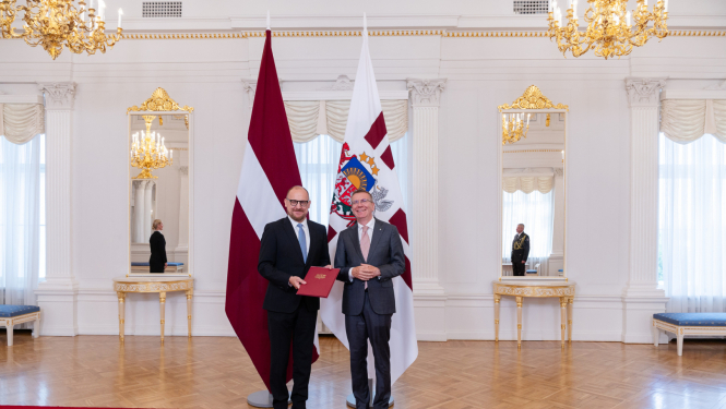 R. Jansons saņem akreditācijas rakstu. 12.08.2025.